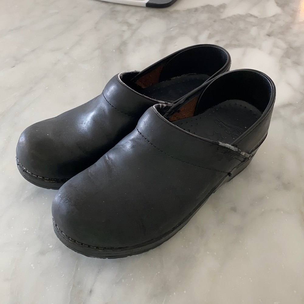 Dansko woman’s clog in black leather size 38